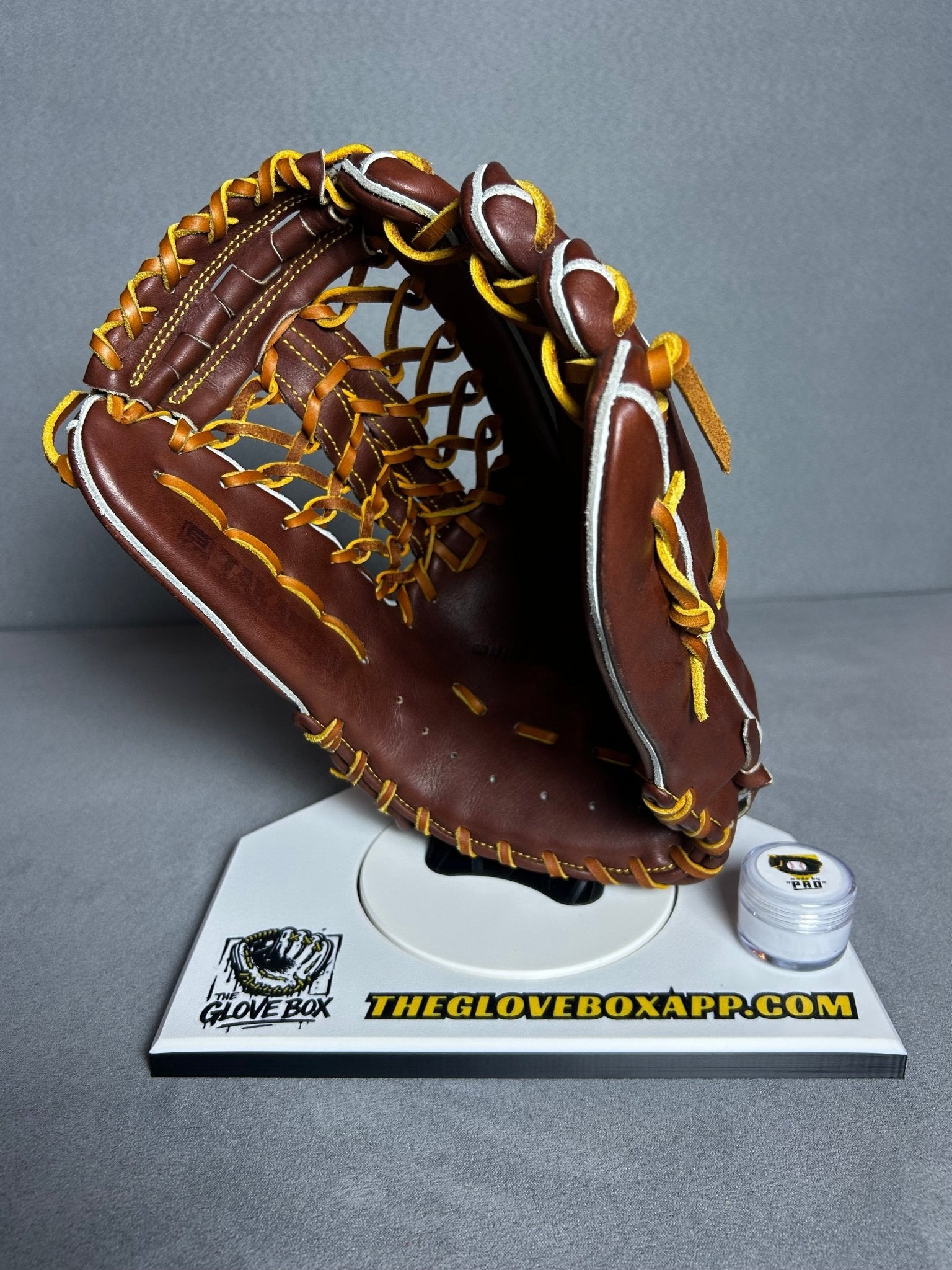 Made by Pro | NPB-Grade Outfielder's Glove — Hand-Built by a Former Japanese Pro Ball Craftsman | Extremely Rare - The Glove Box