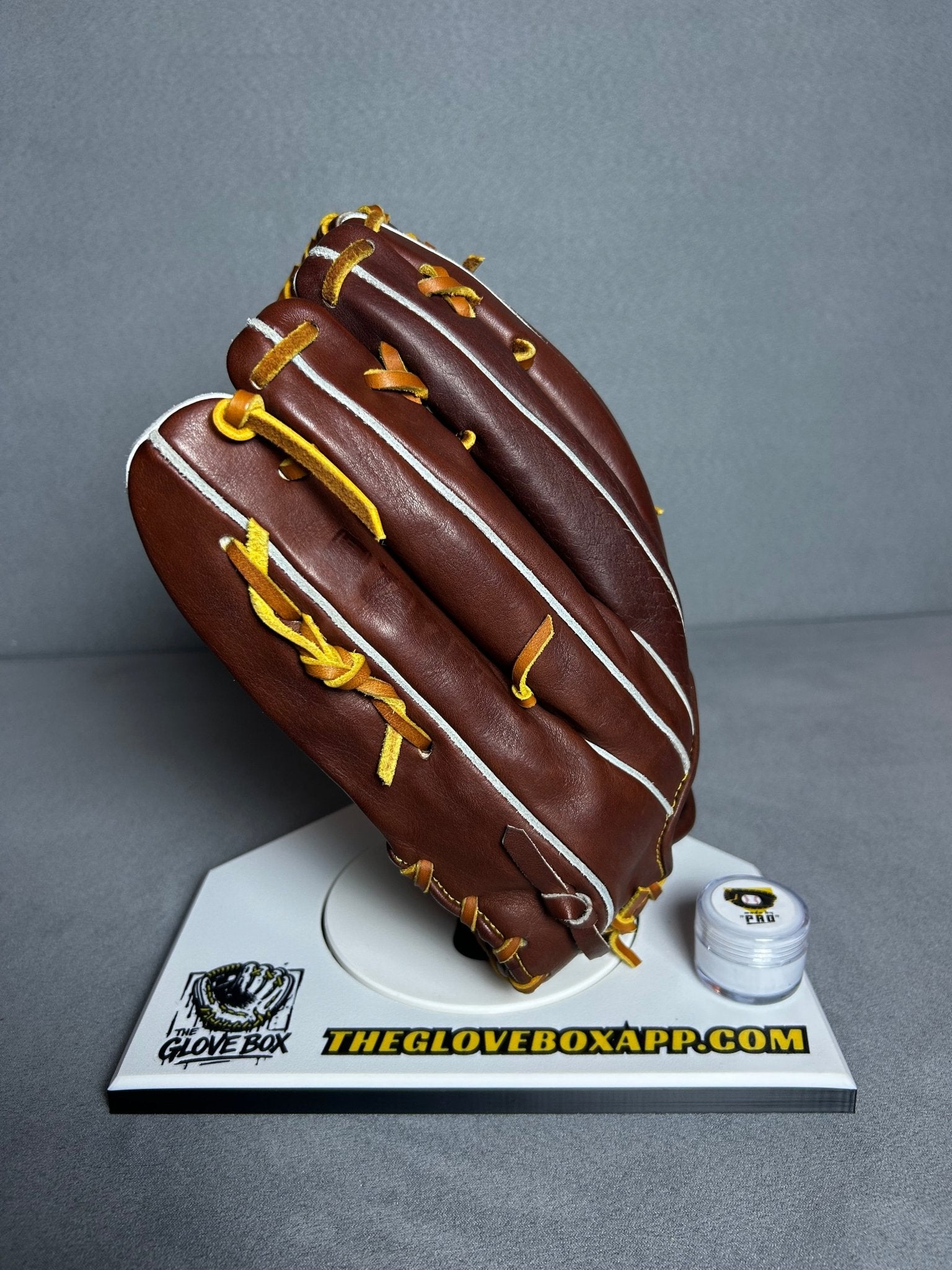 Made by Pro | NPB-Grade Outfielder's Glove — Hand-Built by a Former Japanese Pro Ball Craftsman | Extremely Rare - The Glove Box