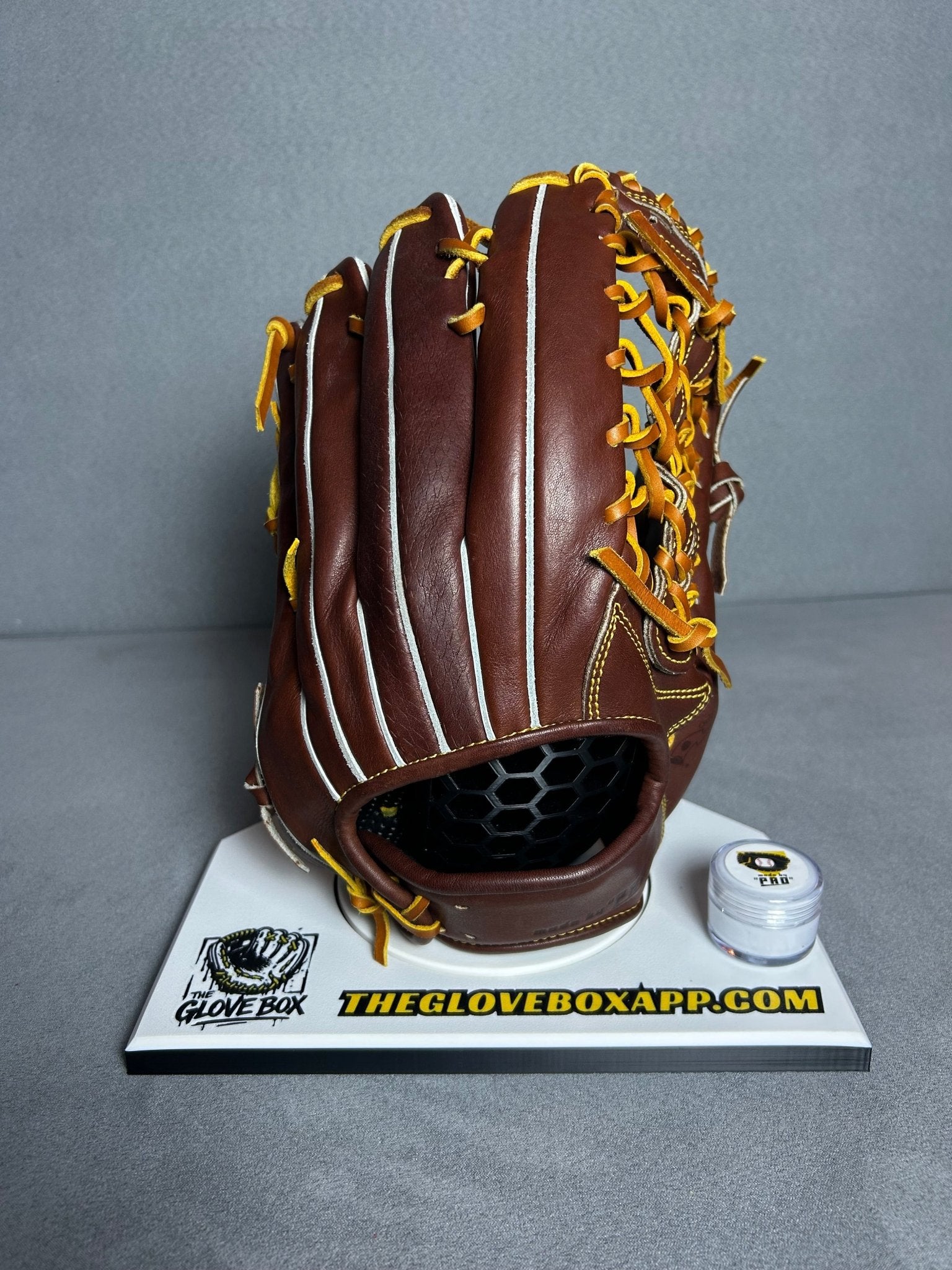 Made by Pro | NPB-Grade Outfielder's Glove — Hand-Built by a Former Japanese Pro Ball Craftsman | Extremely Rare - The Glove Box