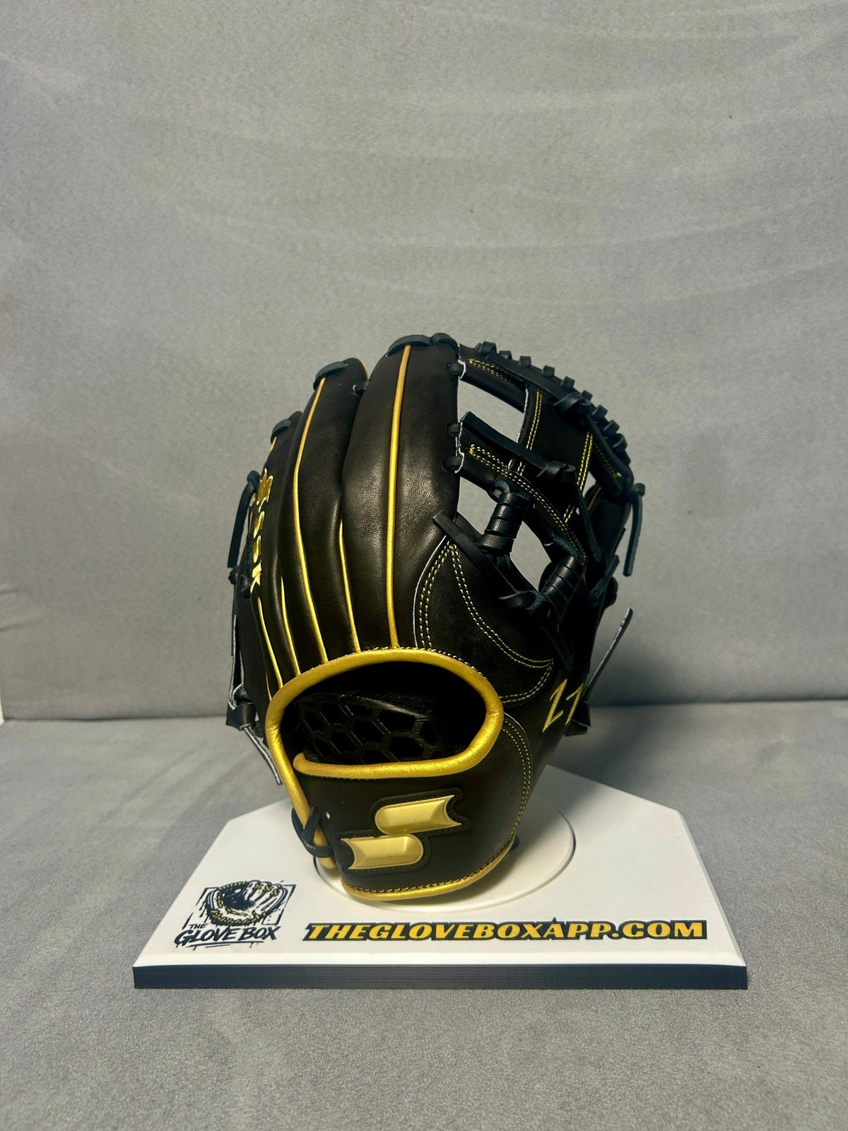 SSK Z7 Specialist Infielder's Glove | 11.5" | RHT | Black & Gold | Brand New - The Glove Box