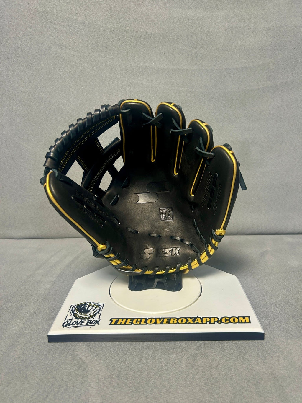 SSK Z7 Specialist Infielder's Glove | 11.5" | RHT | Black & Gold | Brand New - The Glove Box