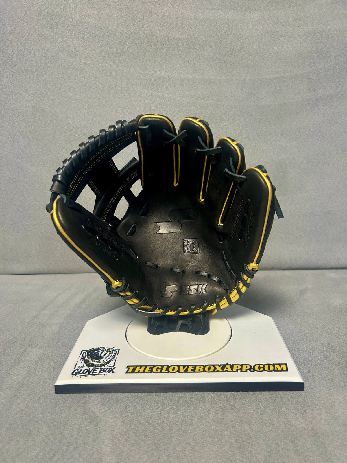 SSK Z7 Specialist Infielder's Glove | 11.5" | RHT | Black & Gold | Brand New - The Glove Box