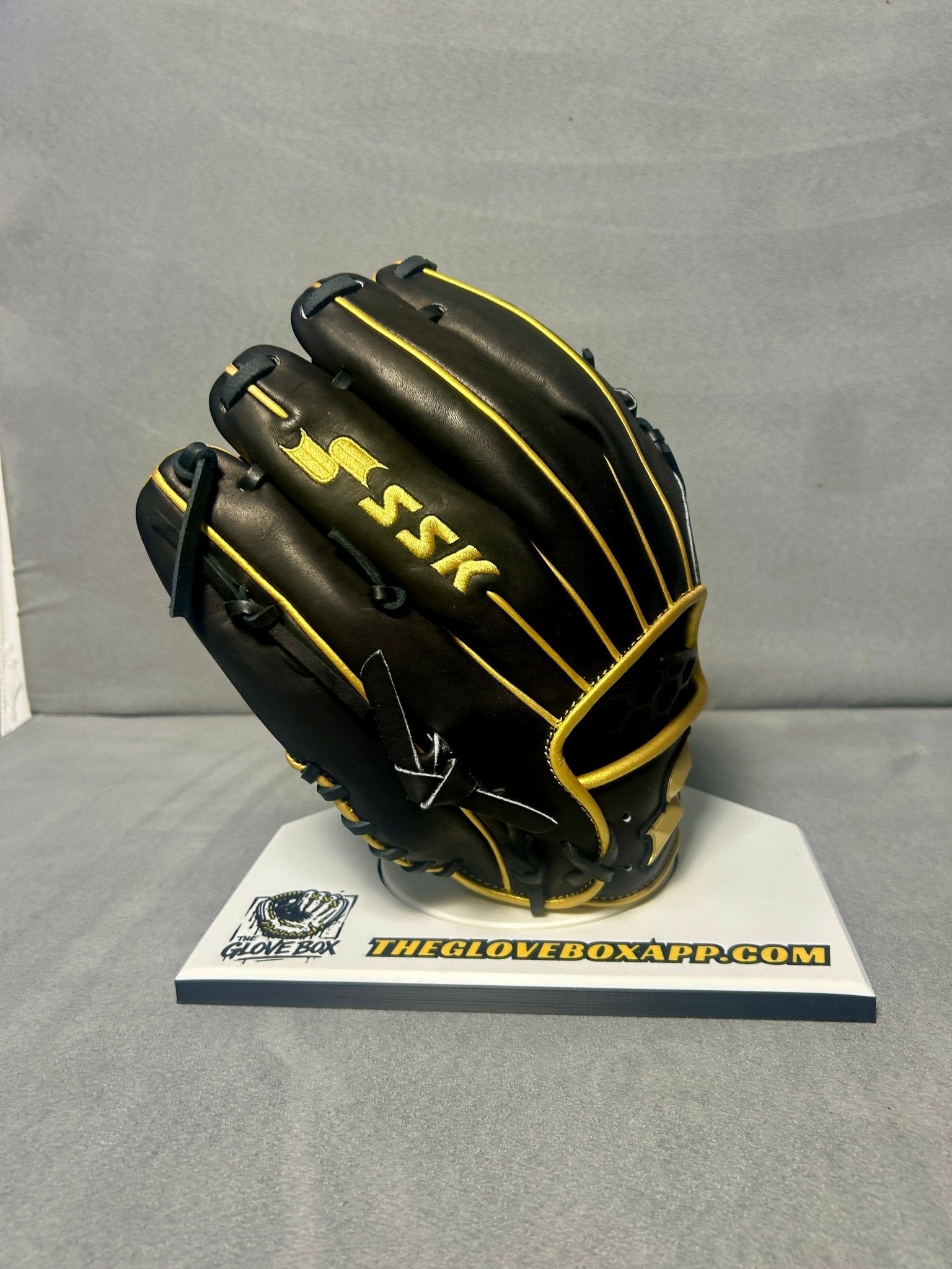 SSK Z7 Specialist Infielder's Glove | 11.5" | RHT | Black & Gold | Brand New - The Glove Box