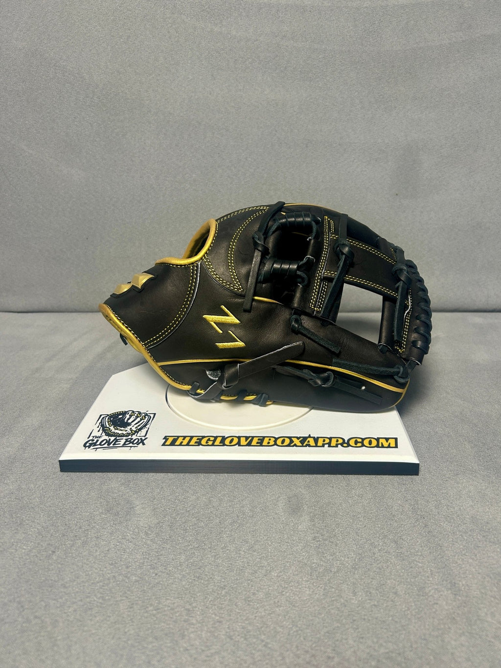 SSK Z7 Specialist Infielder's Glove | 11.5" | RHT | Black & Gold | Brand New - The Glove Box