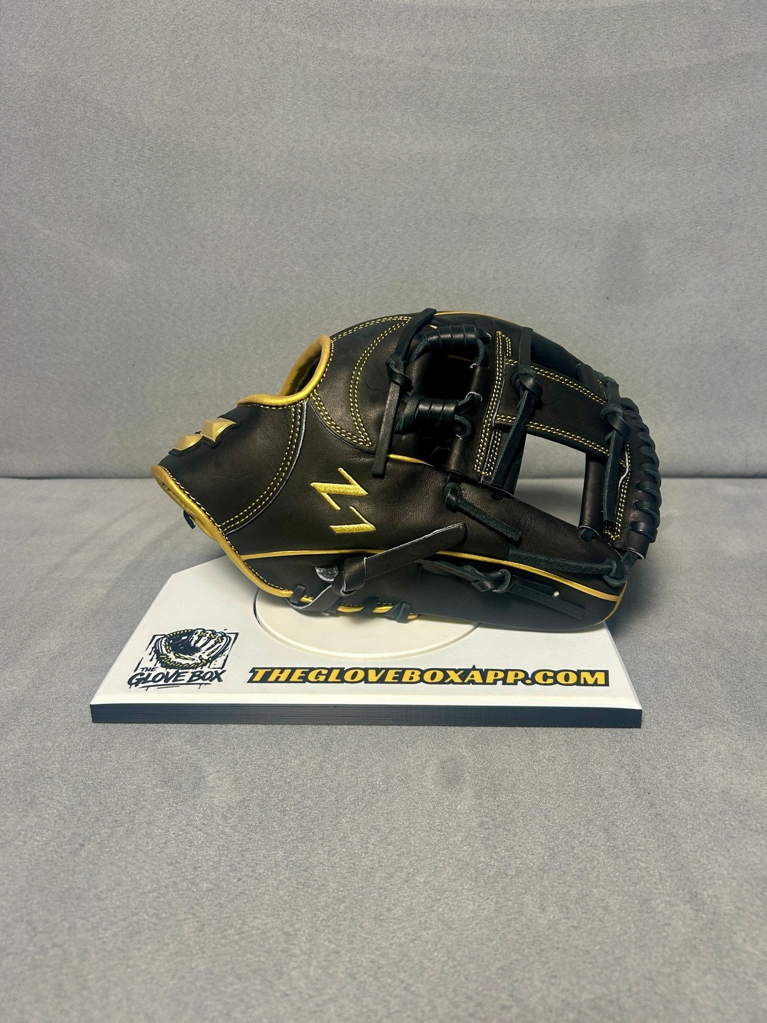 SSK Z7 Specialist Infielder's Glove | 11.5" | RHT | Black & Gold | Brand New - The Glove Box