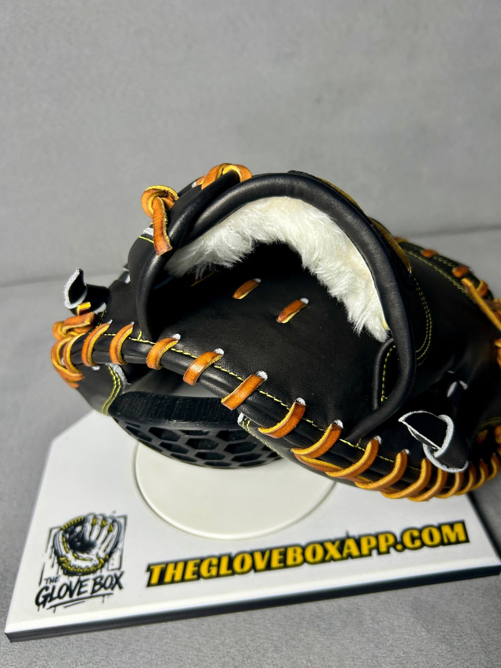 World Pegasus Field Master Catcher's Mitt | WGK4FM2 | 33"-34" | RHT - The Glove Box