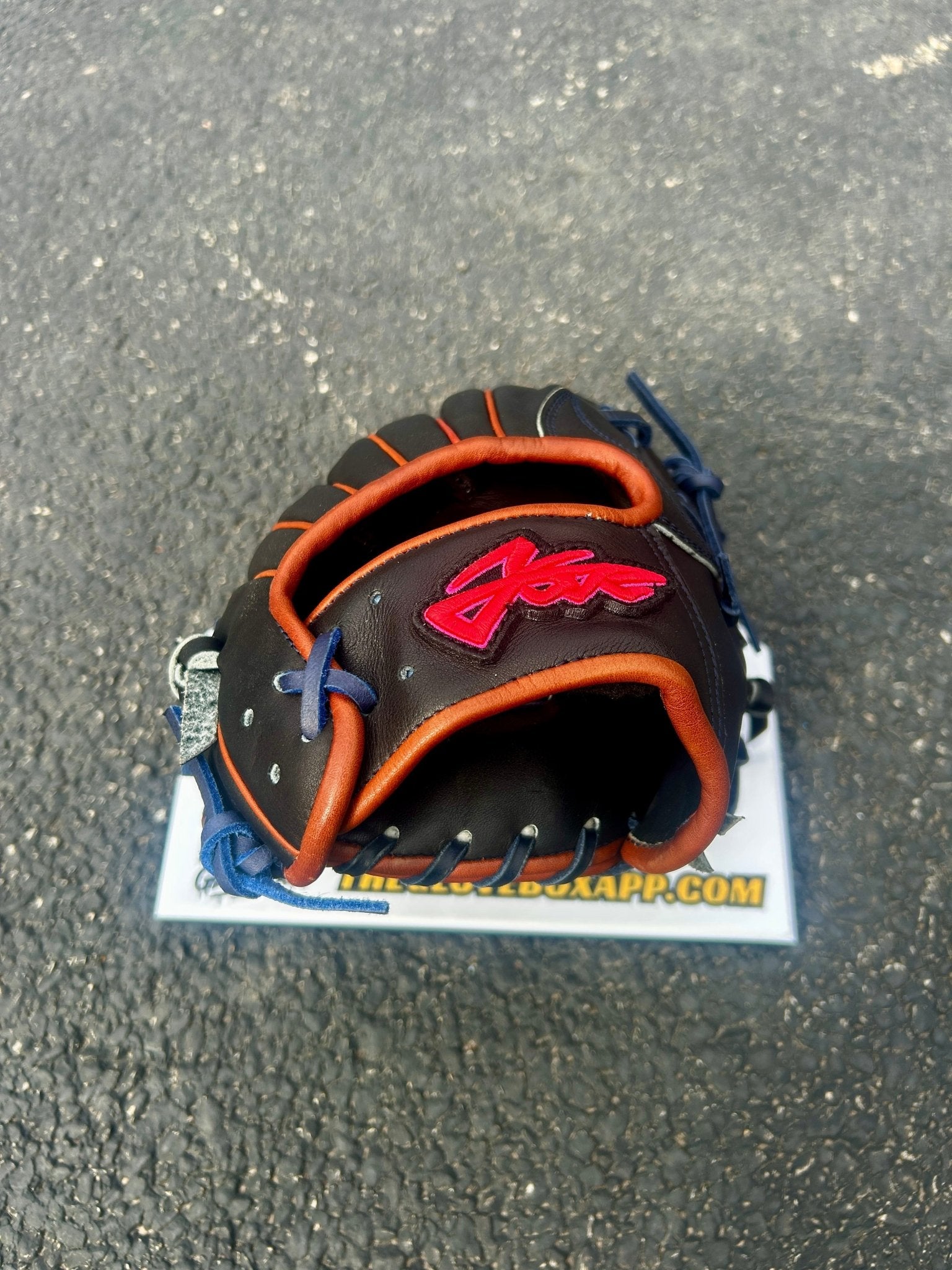 "Yell - Story" model 016 infielders glove - The Glove Box