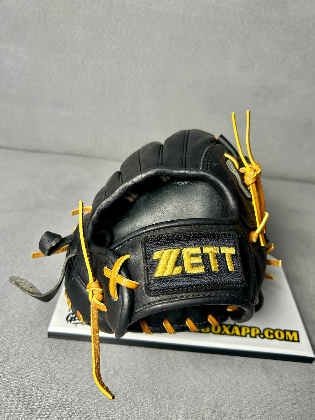Zett Pro Status Infielder's Glove | BPG136 | 11.5" | RHT | Pre-Owned | Made in Japan - The Glove Box
