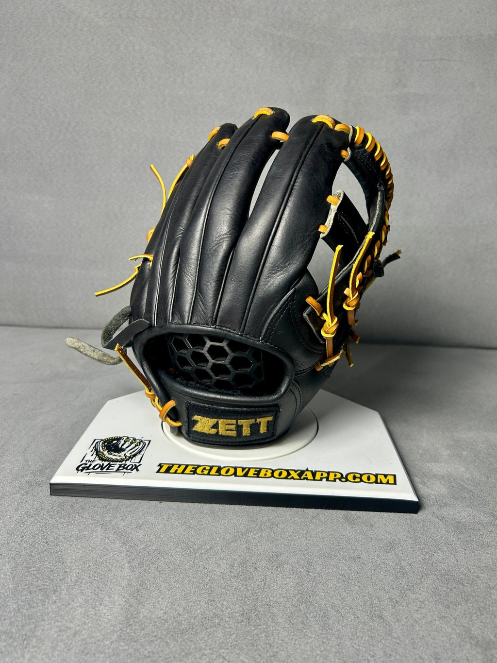 Zett Pro Status Infielder's Glove | BPG136 | 11.5" | RHT | Pre-Owned | Made in Japan - The Glove Box