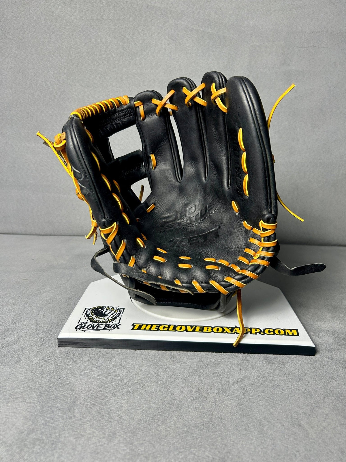 Zett Pro Status Infielder's Glove | BPG136 | 11.5" | RHT | Pre-Owned | Made in Japan - The Glove Box