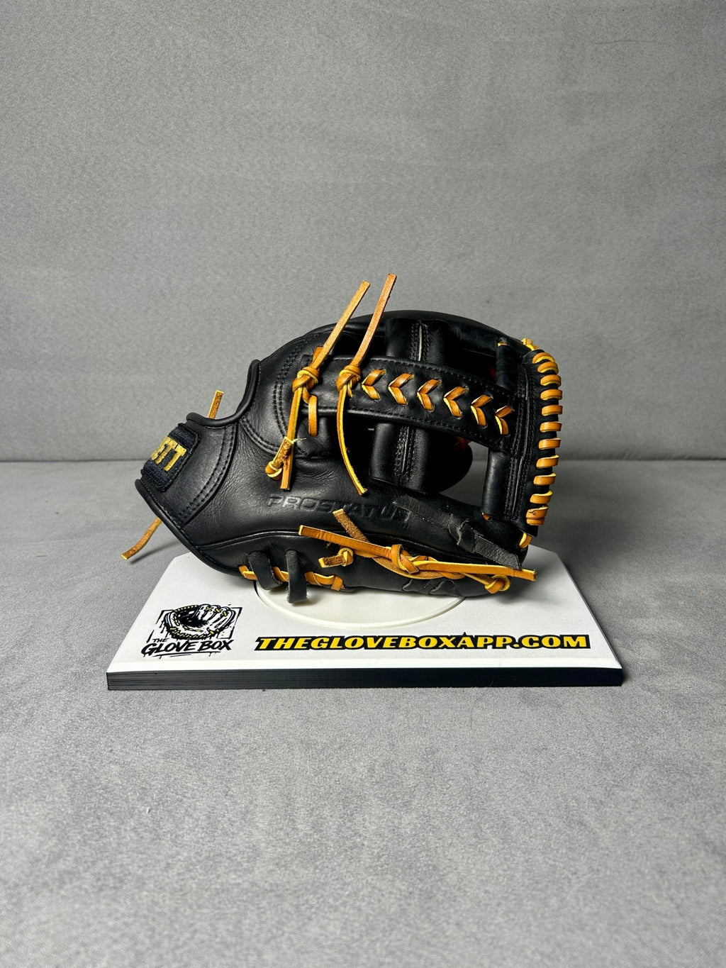 Zett Pro Status Infielder's Glove | BPG136 | 11.5" | RHT | Pre-Owned | Made in Japan - The Glove Box
