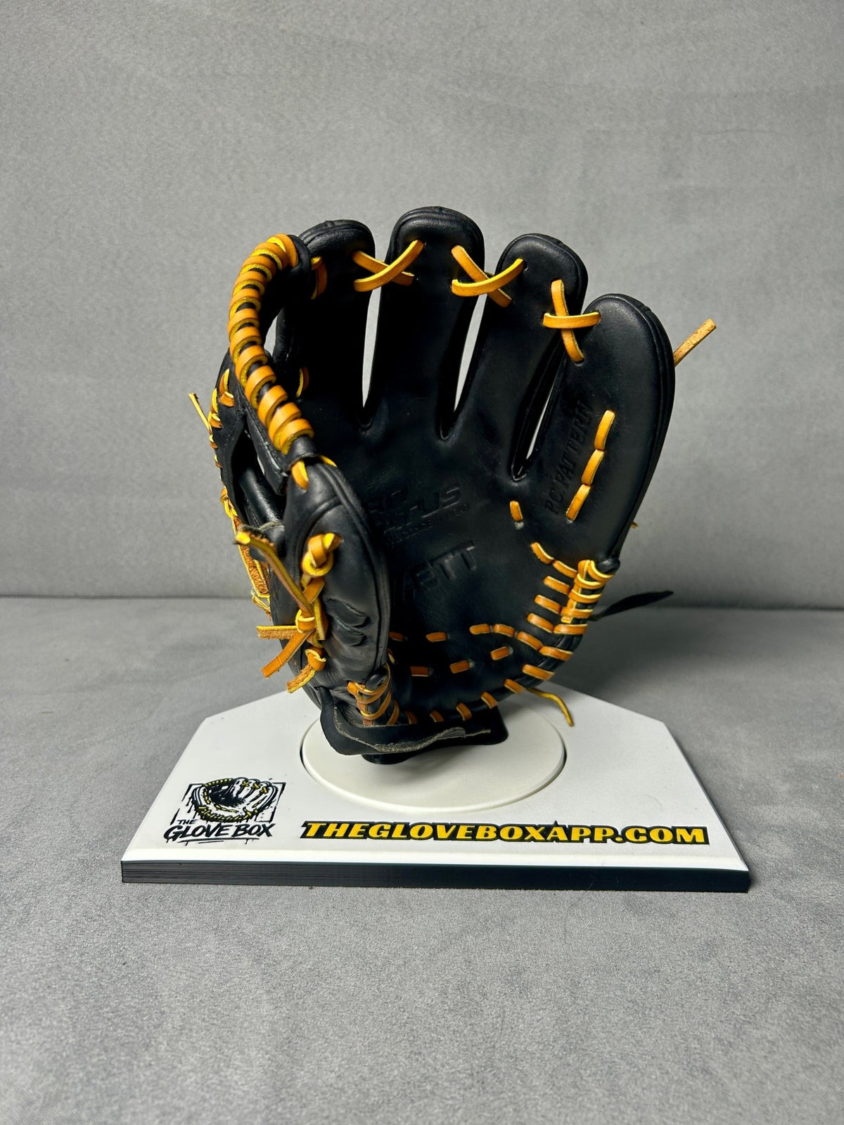 Zett Pro Status Infielder's Glove | BPG136 | 11.5" | RHT | Pre-Owned | Made in Japan - The Glove Box