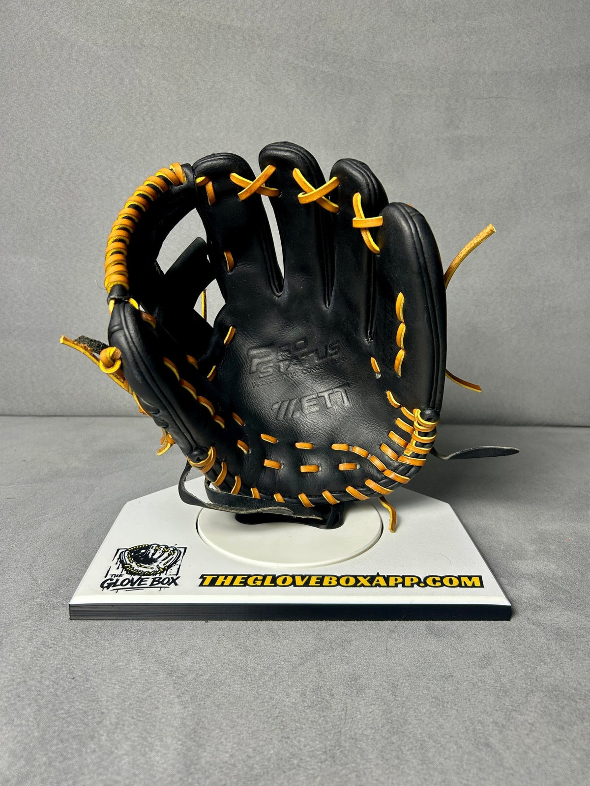 Zett Pro Status Infielder's Glove | BPG136 | 11.5" | RHT | Pre-Owned | Made in Japan - The Glove Box